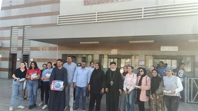 راعى كنسية يوزع وجبات إفطار على الصائمين بمحطة فرشوط بقنا