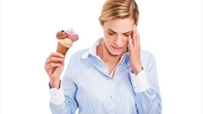 أسباب الشعور بالصداع بعد تناول الطعام.. ما هو صداع الآيس كريم