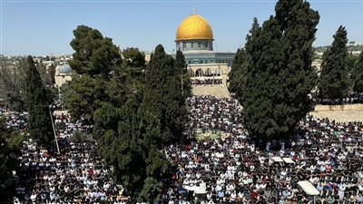 120 ألفا يؤدون صلاة الجمعة الأخيرة من رمضان في المسجد الأقصى