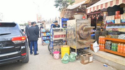 محافظ الغربية يتابع مشروعات الرصف والتطوير ورفع الإشغالات بزفتى والسنطه
