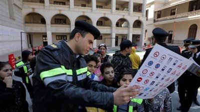 الداخلية تُشارك الأطفال الأيتام الاحتفال بيوم اليتيم وتوزع هدايا عليهم