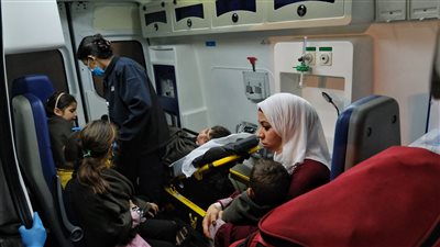 الإمارات تستقبل الدفعة الـ15 من الأطفال الفلسطينيين الجرحى ومرضى السرطان بمطار العريش