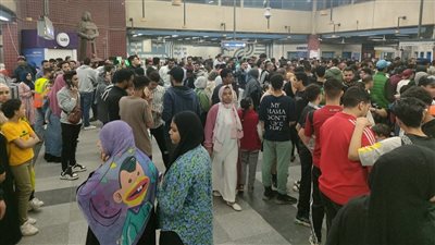 التذكرة في نص ساعة .. ازدحام شديد وطوابير على شبابيك التذاكر في محطة مترو المنيب 