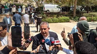 طاهر أبو زيد يشارك في جنازة الدكتور أحمد فتحي سرور