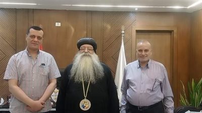 الانبا تكلا يهنئ وكيل وزارة التربية والتعليم بقنا بعيد الفطر 