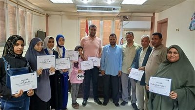 قاصد يكرم الطالبات الفائزات في مسابقة تحدي القراءة العربي بمدارس أبو تشت