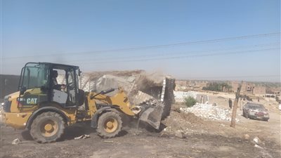 إزالة 5 حالات تعد على الأراضي الزراعية بأبوتيج وديروط وحي شرق
