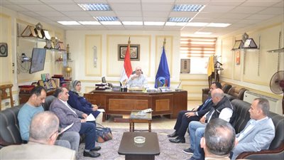 سكرتير عام البحيرة يناقش صرف الإعانات والتعويضات لحالات النزع المشتركة 