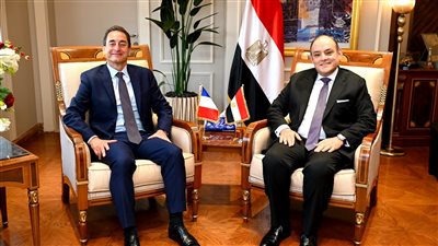 وزير التجارة والصناعة يلتقي السفير الفرنسي بالقاهرة لبحث أوجه التعاون الاقتصادي