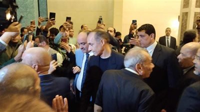 بالصور والفيديو.. جمال مبارك يشارك في عزاء أحمد فتحي سرور