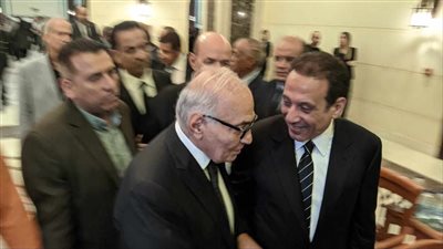 بالصور.. أحمد شفيق يشارك في عزاء الراحل أحمد فتحي سرور