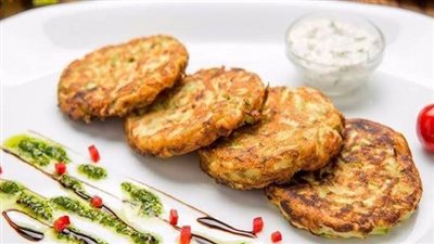 مفيدة للقلب| طريقة تحضير أقراص الكوسا المقلية بالبقسماط