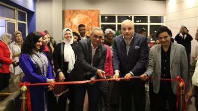 رئيس هيئة قصور الثقافة يفتتح معرض 