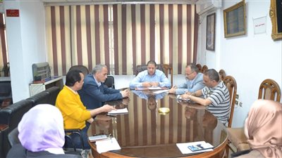 سكرتير مساعد البحيرة يتابع توزيع 3000 شنطة مواد غذائية 