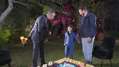 مفاجأة.. نجوم أسرة مسلسل المعلم في ضيافة عمرو الليثي في العيد