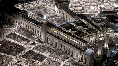 الحرم المكي.. في آخر الليالي الوترية يختم المصلون القرآن (شاهد الصور)