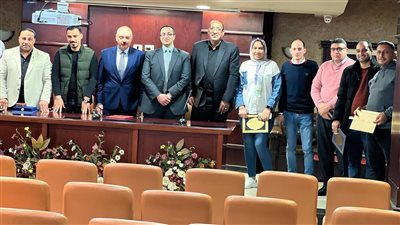 رئيس الغرفة التجارية بالبحيرة يكرم لجنة المعارض 