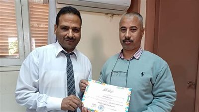 قاصد يكرم المحرزي تقديراً لقيامه بواجباته ومهامه فى محافظة قنا