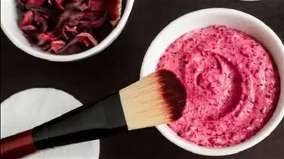 لبشرة نضرة في العيد.. حضري ماسك الكركديه السحري بـ ٣ مكونات