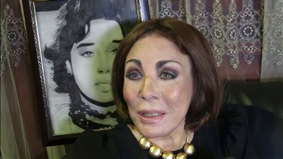 لبنى عبدالعزيز تظهر بعد غياب وتبكي بحرقة على ذكريات عبدالحليم وأسمر يا أسمراني.. فيديو