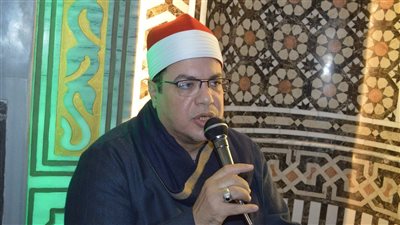 المصلون يؤدون صلوات الليلة الأخيرة من شهر رمضان بالفيوم 