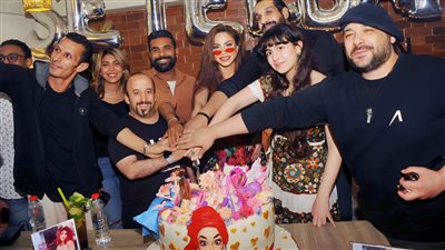 دوللي شاهين تحتفل بانتهاء مونتاج كليب 