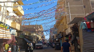 صور| زحام بأسواق الأقصر تزامنًا مع وقفة عيد الفطر