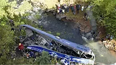 كينيا.. إنقاذ 41 راكبًا جراء جرف مياه الفيضانات