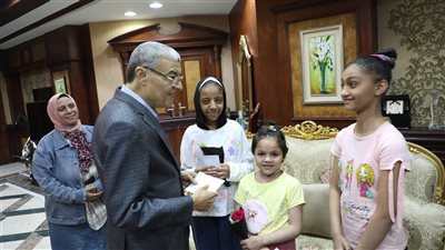 محافظ المنيا يوزع عيديات وهدايا على أطفال مؤسسات دور الرعاية