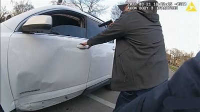 توقيف مروري لعدم ارتداء حزام الأمان يتحول لمعركة حربية بالرصاص في أمريكا.. فيديو