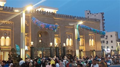 استمرار توافد الآلاف من المصلين لمسجد السيدة زينب لأداء صلاة عيد الفطر