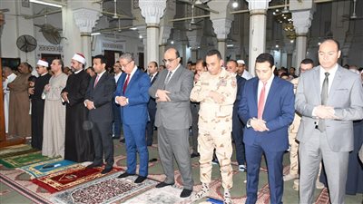محافظ الفيوم يؤدي صلاة عيد الفطر المبارك بمسجد ناصر الكبير