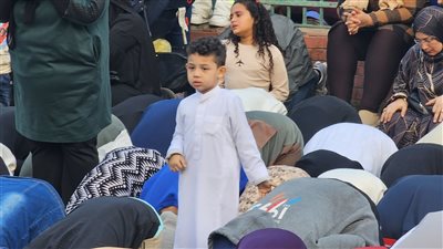 الآلاف يؤدون صلاة عيد الفطر المبارك بمسجد مصطفى محمود (صور)