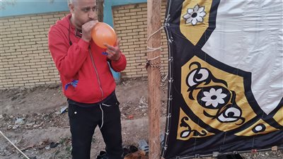 جوزيف حلمي شاب قبطي يُزين ساحة صلاة عيد الفطر بالفيوم 