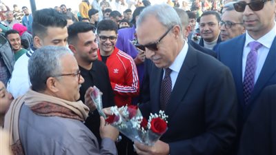 محافظ القليوبية يؤدي صلاة عيد الفطر المبارك بمسجد ناصر بمدينة بنها 