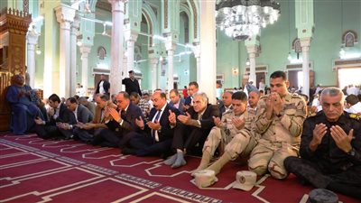 محافظ أسوان يؤدى صلاة عيد الفطر بمسجد بدر بالطابية 