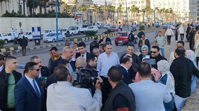 محافظ الإسكندرية يهنئ المواطنين بعيد الفطر خلال جولة بالكونيش