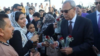 محافظ القليوبية يوزع الورد على المواطنين بكورنيش بنها