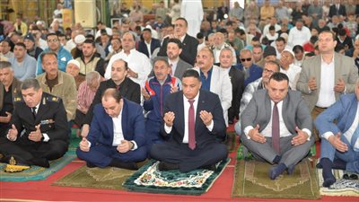 محافظ الدقهلية يؤدي صلاة عيد الفطر بمسجد النصر بالمنصورة