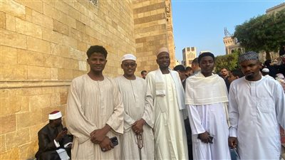 أصحاب الجنسيات الأفريقية يؤدون صلاة عيد الفطر بالأزهر الشريف
