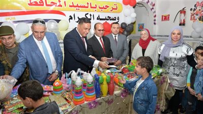 محافظ الدقهلية يوزع الهدايا على أيتام المنصورة