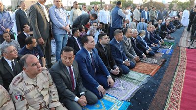 محافظ المنيا يؤدي صلاة عيد الفطر المبارك 