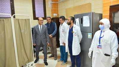 رئيس جامعة أسيوط يشارك مرضى المستشفيات فرحة عيد الفطر 