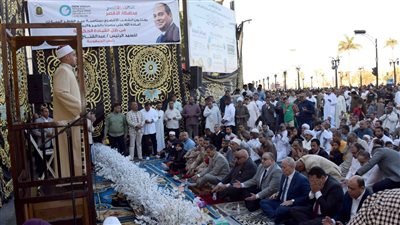 محافظ الأقصر يؤدي صلاة عيد الفطر بساحة أبو الحجاج بالأقصر