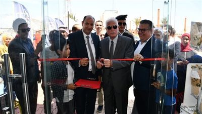 محافظ جنوب سيناء يفتتح صيدلية ومطعم أسماك بمنطقة دهب سكوير