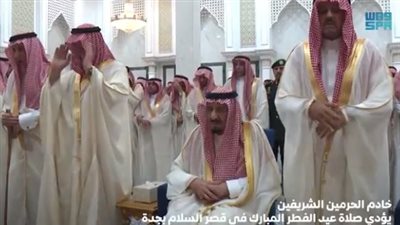 خادم الحرمين يؤدي صلاة العيد على كرسي متحرك.. فيديو