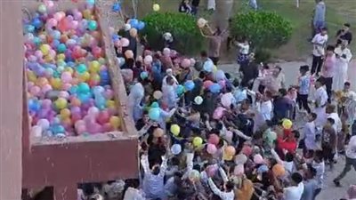  احتفالا بالعيد.. توزيع بالونات وألعاب علي الأطفال باستاد طور سيناء