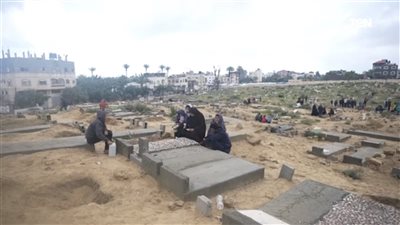فلسطينيون يزورن أقاربهم داخل القبور في العيد ( فيديو) 