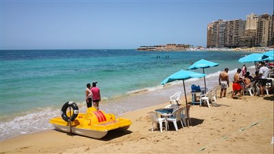 برودة الطقس تفسد فرحة المواطنين أول أيام عيد الفطر بشواطئ الإسكندرية