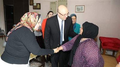 محافظ بني سويف يزور دار الخير والبركة لتهنئة المسنين بعيد الفطر